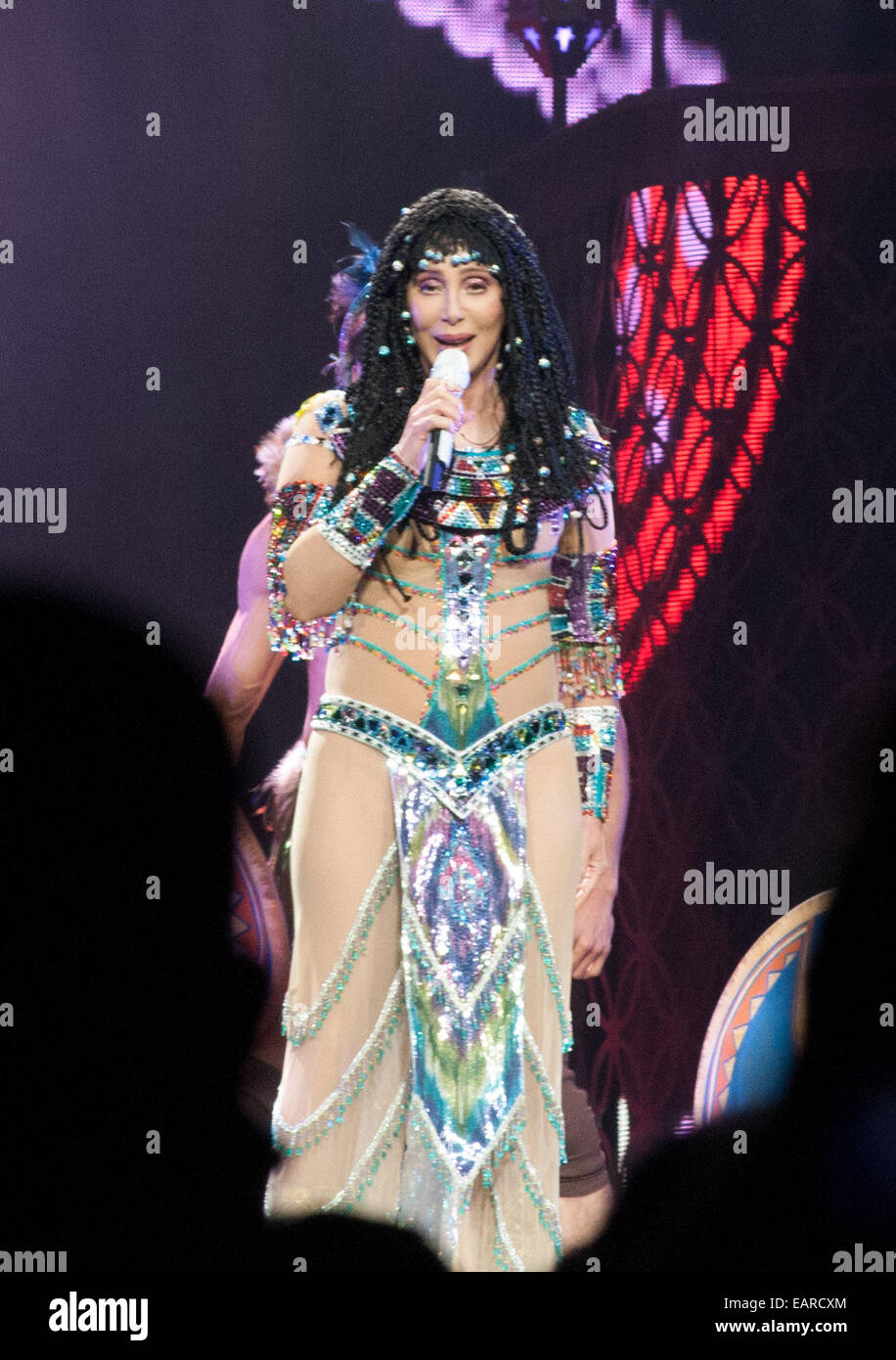 La Dea del pop e il pioniere del rock femminile, Cher, presenta la sua "Dressed To Kill" Tour 2014 al BB&T Center di Sunrise, Florida. American cantautore, Cyndi Lauper unisce Cher come il suo atto di apertura. Dotato di: Cher dove: Sunrise, Florida, Onu Foto Stock
