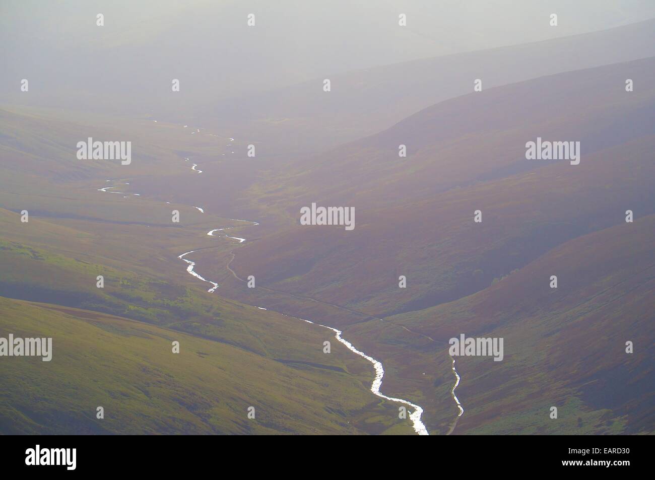 Fiume Caldew shining torna di Skiddaw, Cumbria, Inghilterra, Regno Unito. Foto Stock