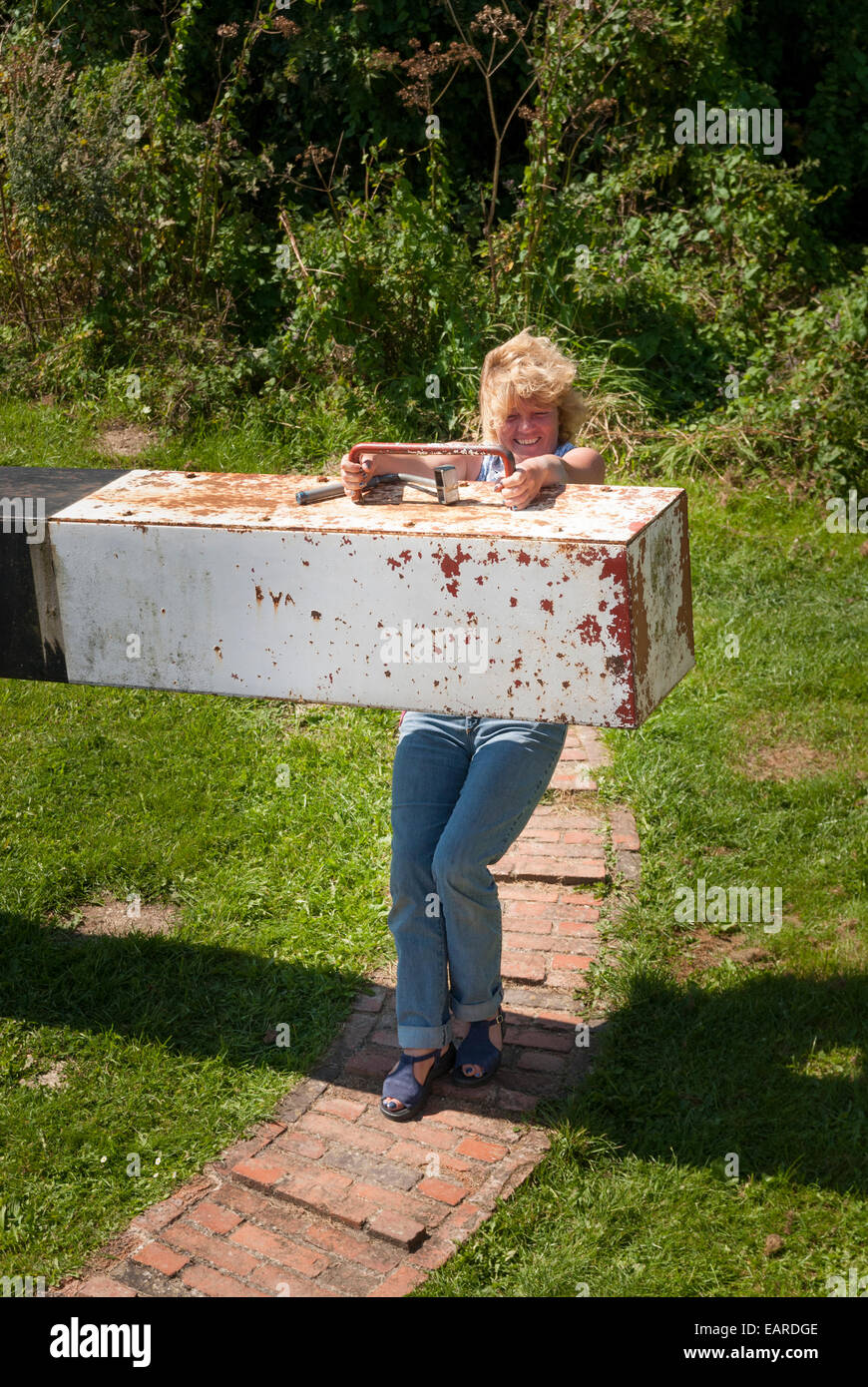 Una donna tirando bloccare il portellone chiuso come due barche stretta passando attraverso il blocco 68 insieme ad ovest di Hungerford Foto Stock