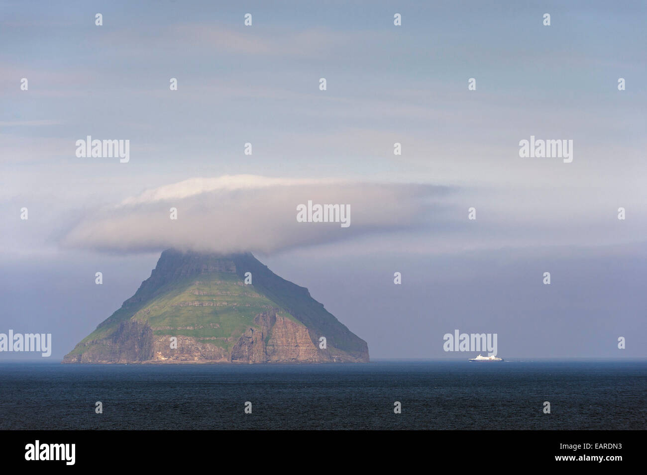 L'unica isola disabitata delle Isole Faerøer con un traghetto della Smyril Line che viaggiano in Suðuroyarfjørður stretto Foto Stock