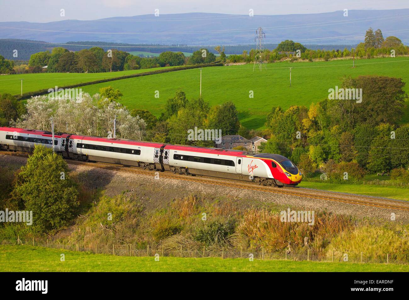 Classe 390 Pendolino Virgin treno passa Strickland Mill, grande Strickland, Cumbria, Linea principale della Costa Occidentale, Inghilterra, Regno Unito. Foto Stock