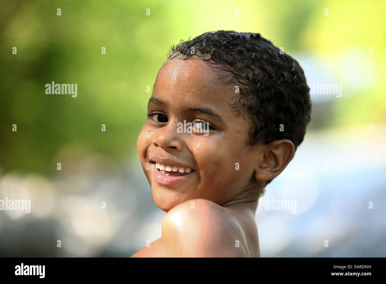 Sorridente ragazzo con capelli bagnati, Riezlern, Vorarlberg, Austria Foto Stock