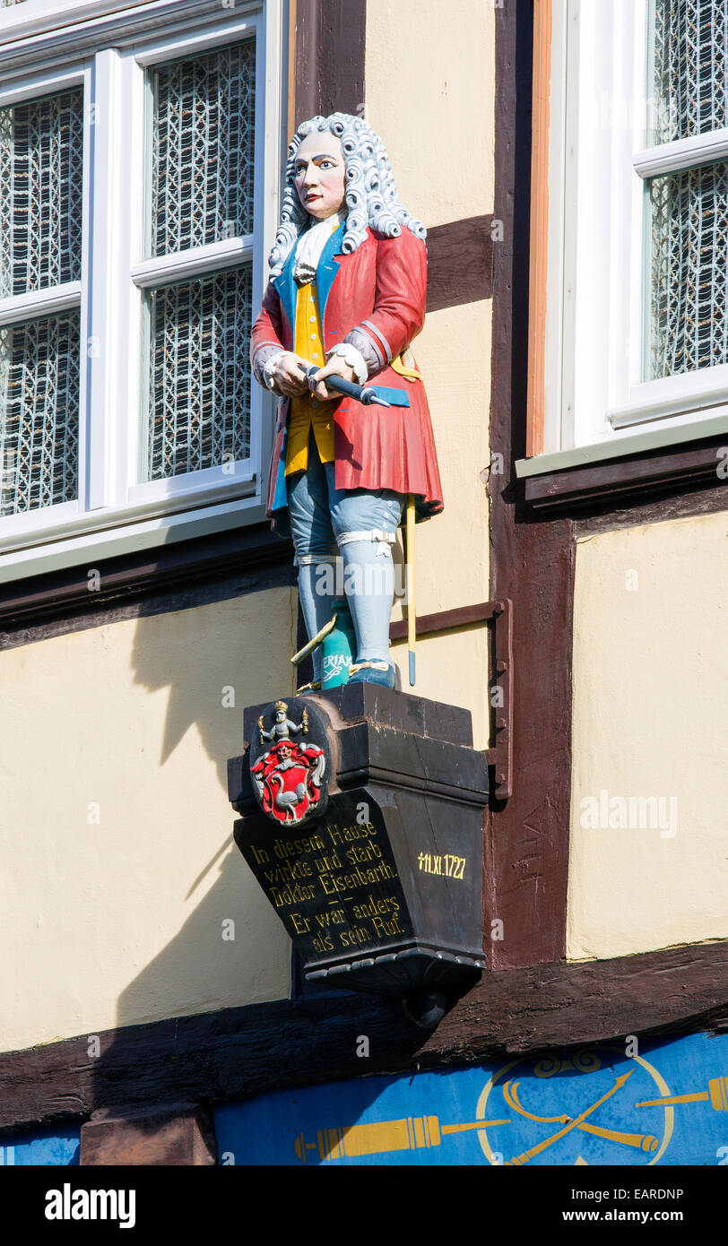 Statua del medico e guaritore dei miracoli Dr. Eisenbarth presso la sua ultima residenza, Hannoversch Münden, Bassa Sassonia, Germania Foto Stock