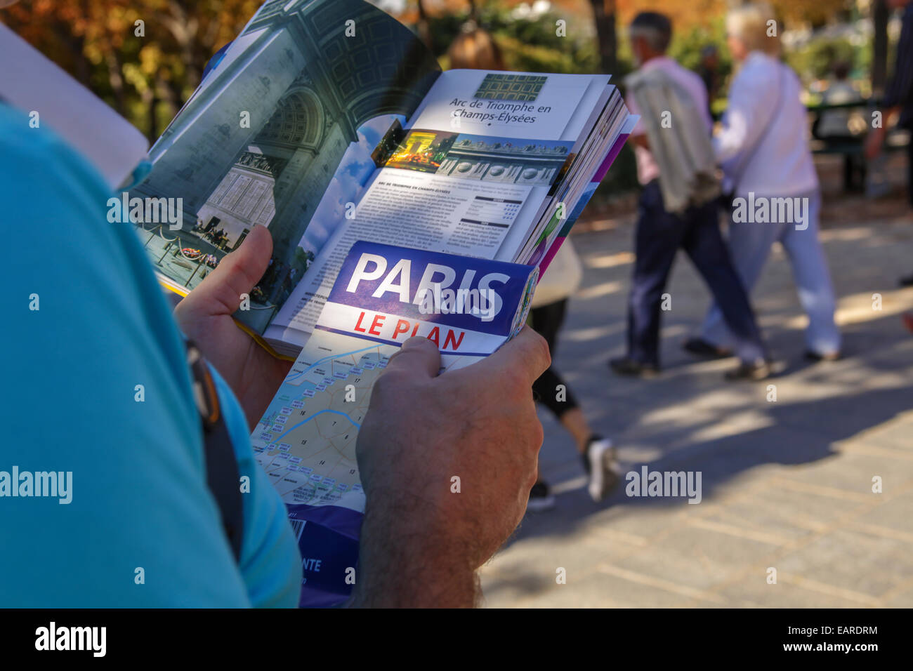Uomo con Pianifica e prenota su Parigi sulla strada Foto Stock