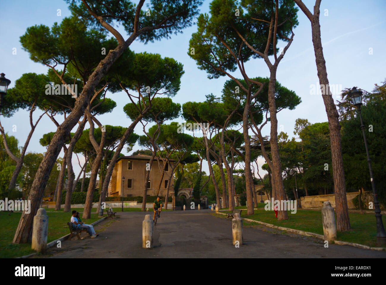 Parco delle Colle Oppio, parco su uno dei sette colli di Roma, quartiere  Monti, Roma, Italia Foto stock - Alamy