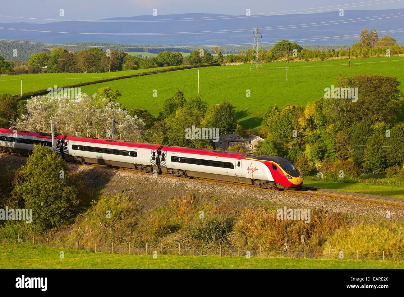 Classe 390 Pendolino Virgin treno passa Strickland Mill, grande Strickland, Cumbria, Linea principale della Costa Occidentale, Inghilterra, Regno Unito. Foto Stock