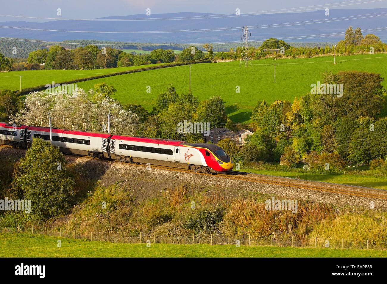 Classe 390 Pendolino Virgin treno passa Strickland Mill, grande Strickland, Cumbria, Linea principale della Costa Occidentale, Inghilterra, Regno Unito. Foto Stock