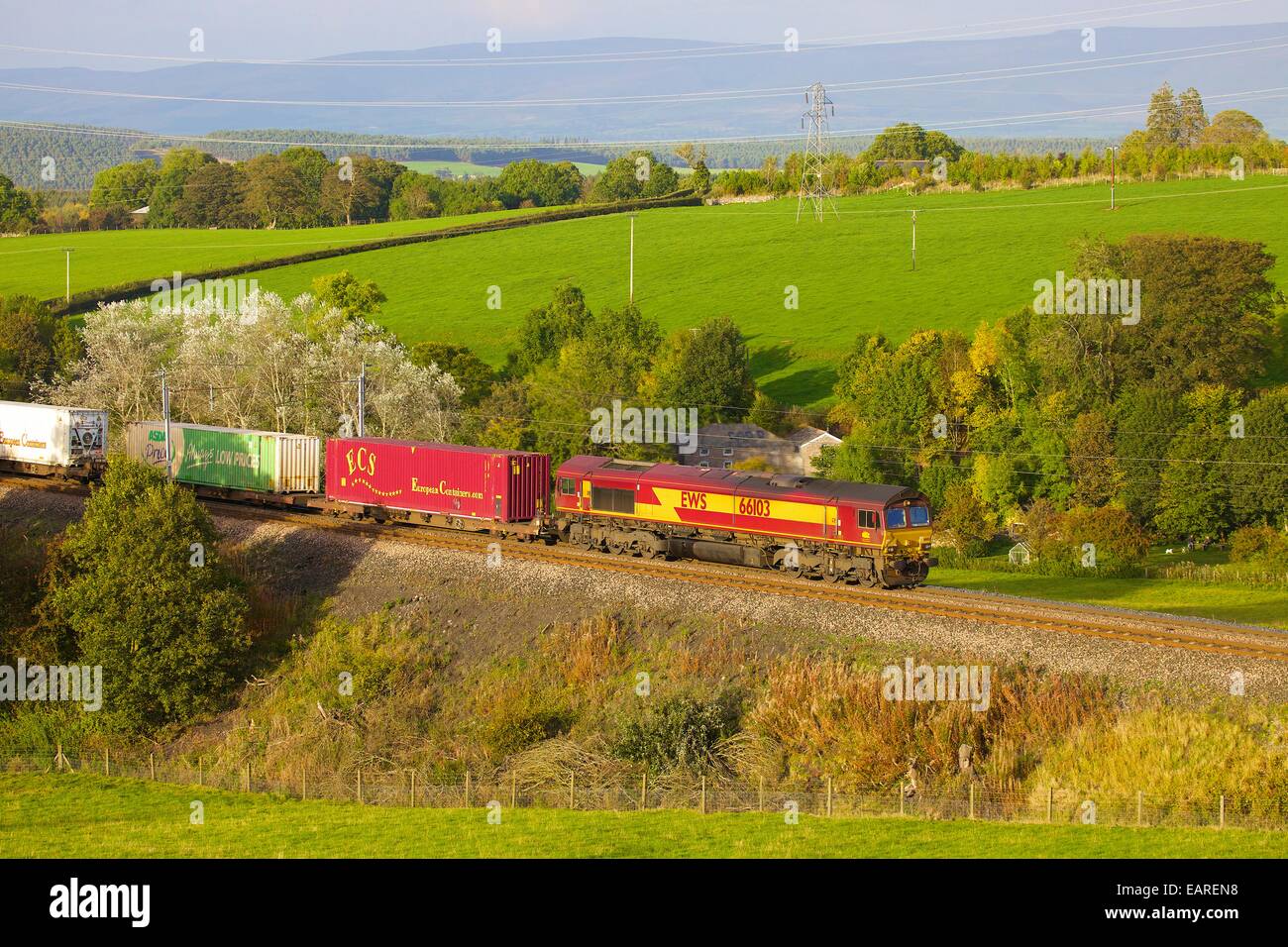 EWS treno merci passando Strickland Mill, grande Strickland, Cumbria, Linea principale della Costa Occidentale, Inghilterra, Regno Unito. Foto Stock