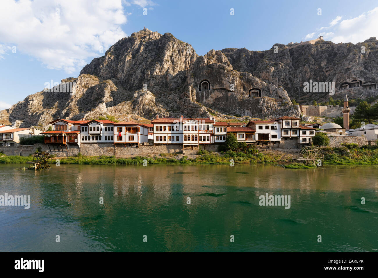 Case ottomane sul fiume Yeşilırmak e Tombe dei Re, Amasya, la regione del Mar Nero, Turchia Foto Stock