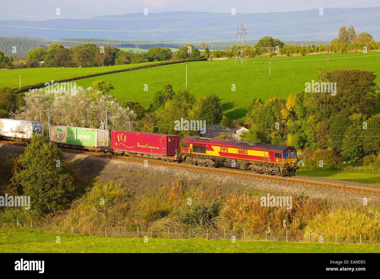 EWS treno merci passando Strickland Mill, grande Strickland, Cumbria, Linea principale della Costa Occidentale, Inghilterra, Regno Unito. Foto Stock