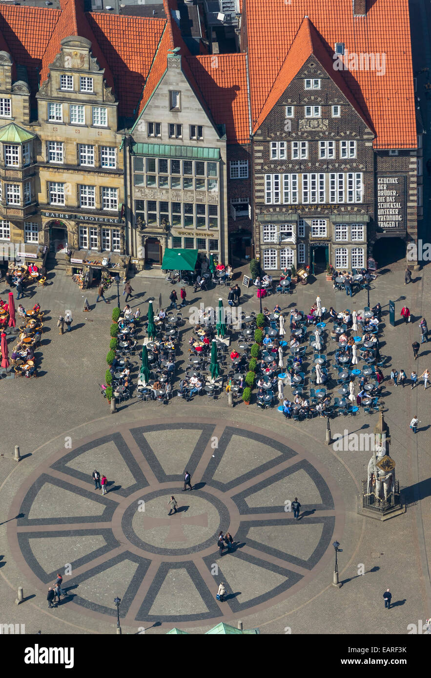 Vista aerea, Croce anseatica di fronte alla Bremen Roland statua a Marktplatz, la piazza del mercato con il Municipio e a capanna Foto Stock