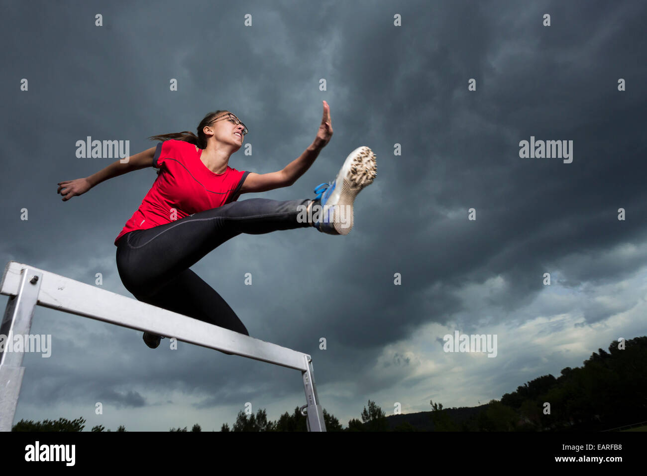 Atleta, 20 anni, saltando ostacoli, Winterbach, Baden-Württemberg, Germania Foto Stock