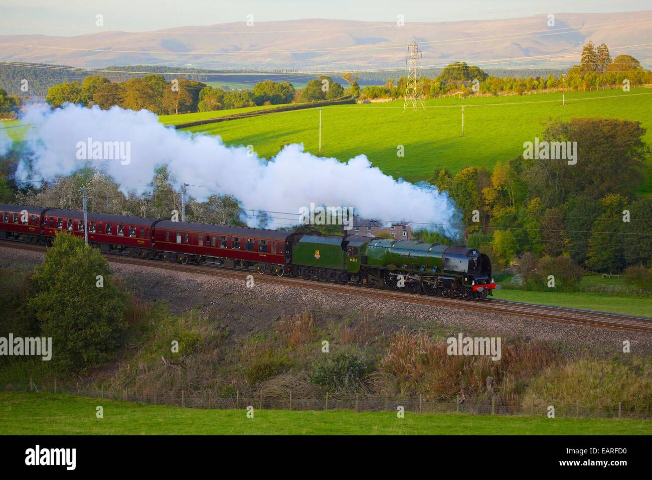 Locomotiva a vapore la Duchessa di Sutherland. Strickland Mill, grande Strickland, Cumbria, Linea principale della Costa Occidentale, Inghilterra, Regno Unito. Foto Stock