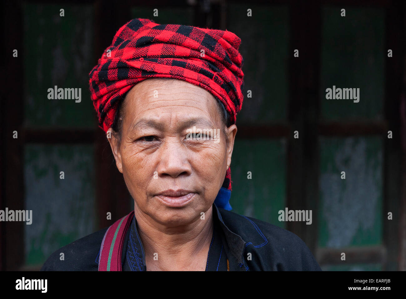 L uomo del gruppo etnico del pa-O con il tradizionale copricapo, ritratto, Nyaung Shwe, Stato Shan, Myanmar Foto Stock