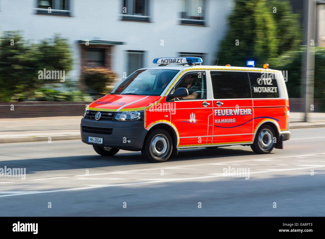 Ambulanza di emergenza di Amburgo Fire Department racing per una missione di salvataggio, Amburgo, Germania Foto Stock