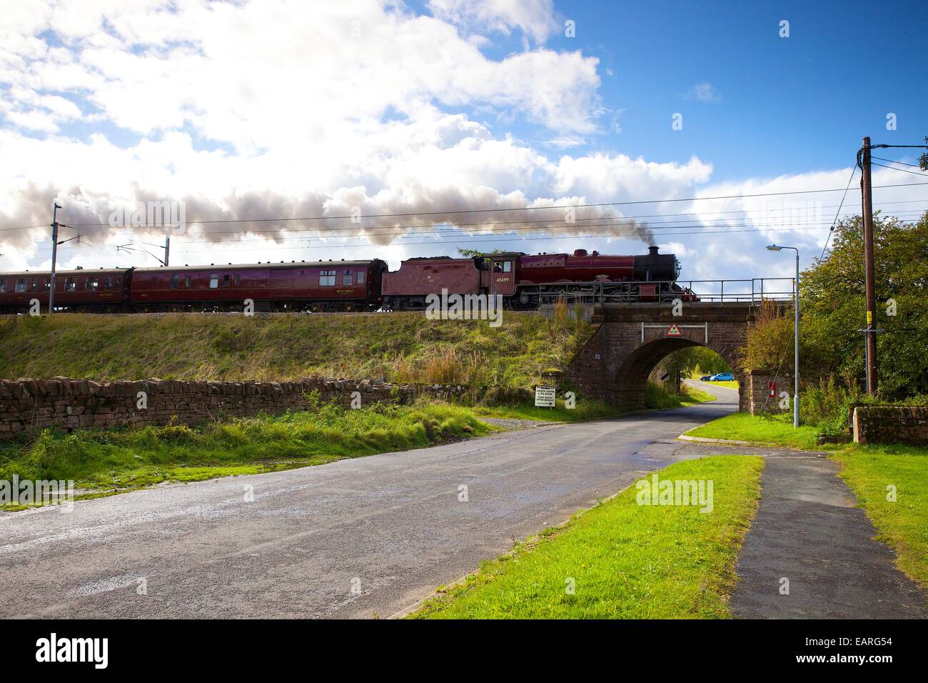 Locomotiva a vapore LMS Giubileo 45699 Classe Galatea a Plumpton, Cumbria, Inghilterra, Regno Unito. Foto Stock