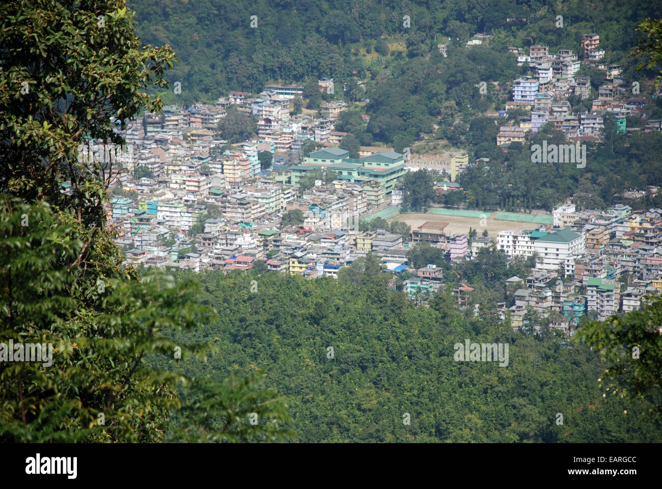 L'alloggiamento della città indiana di Darjeeling sono visti da un punto elevato Foto Stock