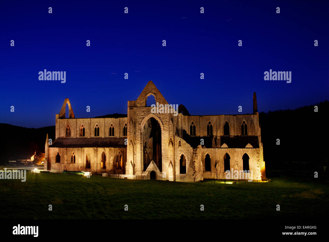 Una vista di Tintern Abbey illuminata di notte. Foto Stock