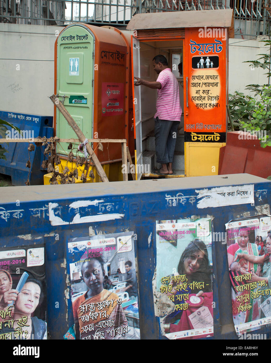 La gente utilizza Mobile itinerante wc accanto alla strada di Dhaka. Inadeguate condizioni sanitarie in Asia del Sud conduce a un certo numero di malattie tra cui la diarrea. Ma la più drammatica conseguenza di aprire la defecazione è l epidemia di Ebola in Africa occidentale, un' organizzazione mondiale della sanità (OMS) relazione detto questo in una relazione pubblicata alla vigilia della "Giornata mondiale dei servizi igienici". L'OMS stima che ogni dollaro speso per l igiene dà un ritorno di 9 dollari US. Si stima inoltre che l'India la perdita e il PIL è stato 6,4 per cento a causa di scarsa igiene. Il che nella sua relazione ha detto che il Sud Asia rischia di perdere il suo obiettivo di raggiungere Foto Stock