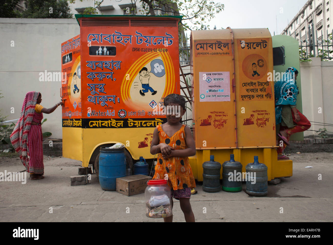 Un bambino di strada hawcker nella parte anteriore del mobile itinerante wc accanto alla strada di Dhaka. Inadeguate condizioni sanitarie in Asia del Sud conduce a un certo numero di malattie tra cui la diarrea. Ma la più drammatica conseguenza di aprire la defecazione è l epidemia di Ebola in Africa occidentale, un' organizzazione mondiale della sanità (OMS) relazione detto questo in una relazione pubblicata alla vigilia della "Giornata mondiale dei servizi igienici". L'OMS stima che ogni dollaro speso per l igiene dà un ritorno di 9 dollari US. Si stima inoltre che l'India la perdita e il PIL è stato 6,4 per cento a causa di scarsa igiene. Il che nella sua relazione ha detto che il Sud Asia è probabile che m Foto Stock