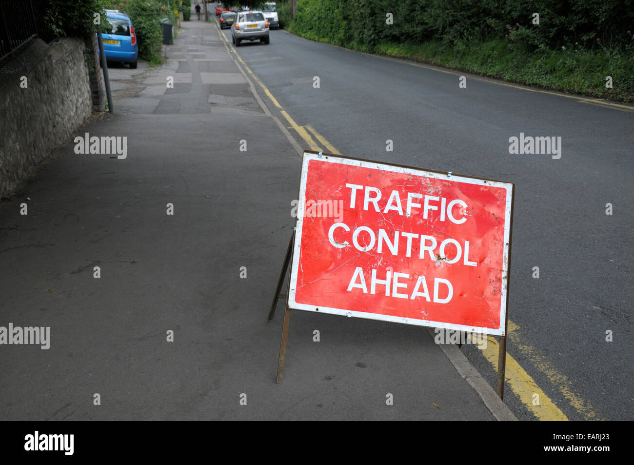 Per il controllo del traffico aereo avanti cartello stradale in Chatham, Inghilterra. Foto Stock