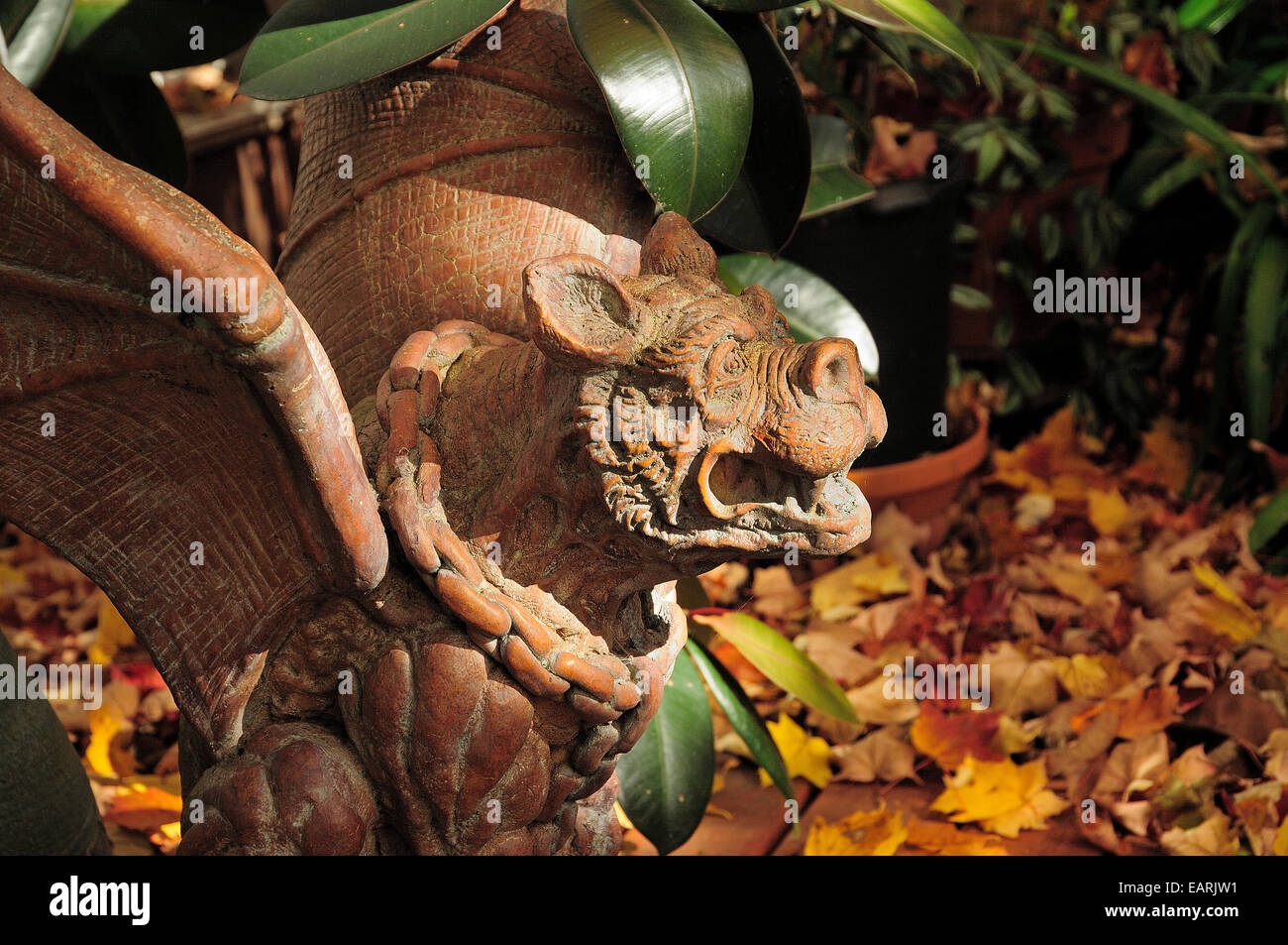 Gargoyle statua sul ponte di legno in autunno. Foto Stock