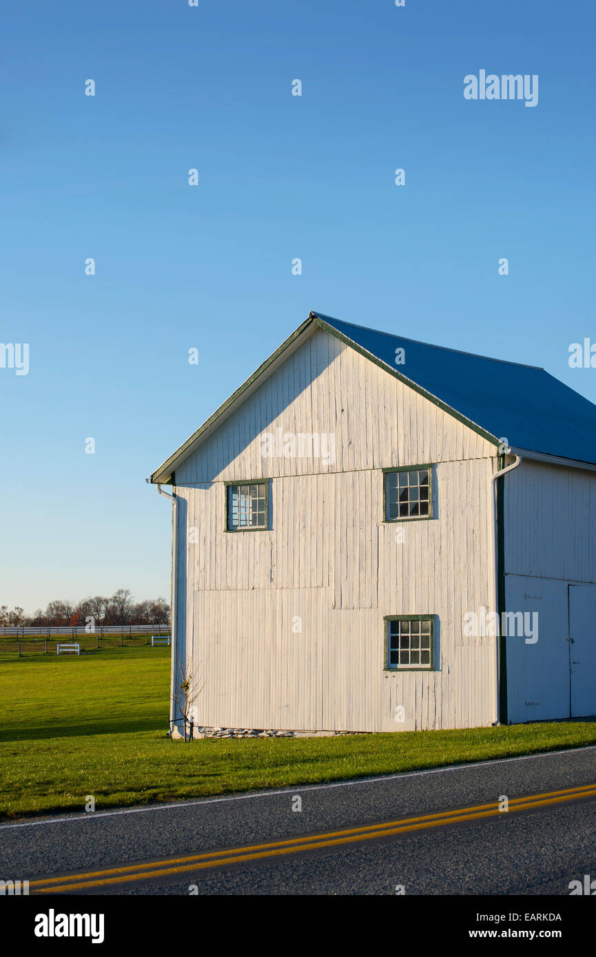 Legno bianco fienile con Windows, a Lancaster, Pennsylvania, STATI UNITI D'AMERICA Foto Stock