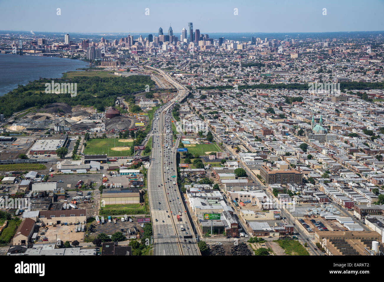 Lo Skyline di Philadelphia Cityscape Vista aerea con Interstate 95 autostrada Foto Stock