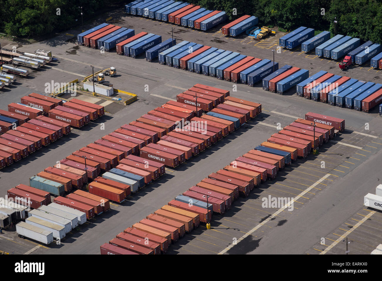 Vista aerea di container di spedizione in cantiere, New Jersey, STATI UNITI D'AMERICA Foto Stock