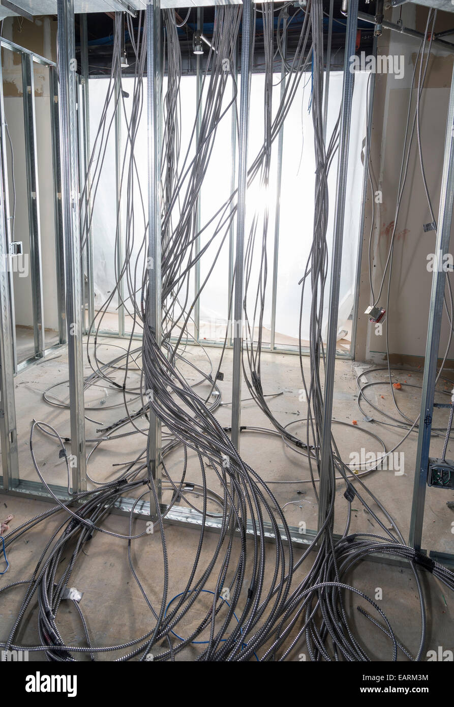 Groviglio di cavi elettrici al sito in costruzione Foto Stock