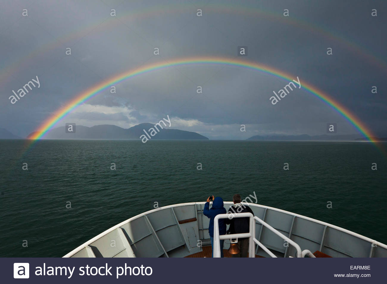 Vista di un arcobaleno fuori della prua di una nave. Foto Stock