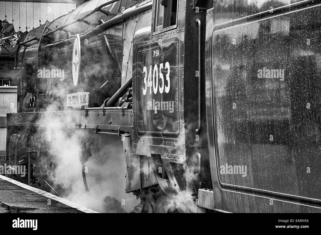 Luce Bulleid Pacific 4-6-2 steam loco n. 34053 Sir Keith Park in bianco e nero a Kidderminster stazione ferroviaria Foto Stock