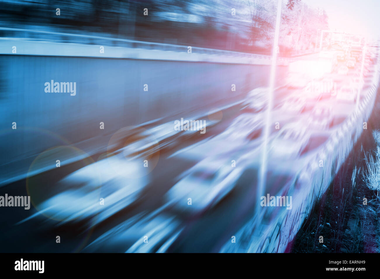 Auto su autostrada e la luce del sole Foto Stock