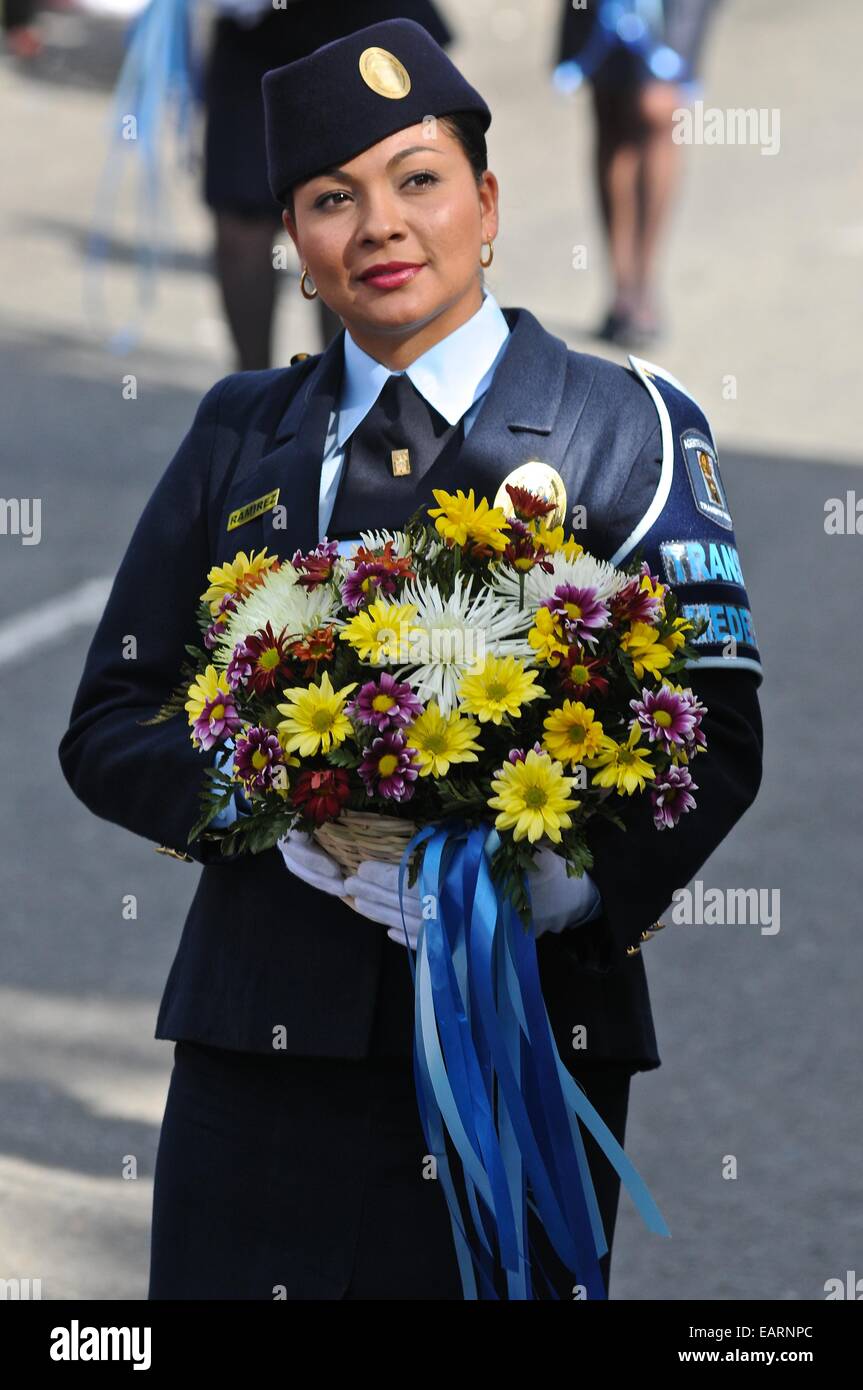 Una poliziotta porta fiori all'Silleteros Parade. Foto Stock