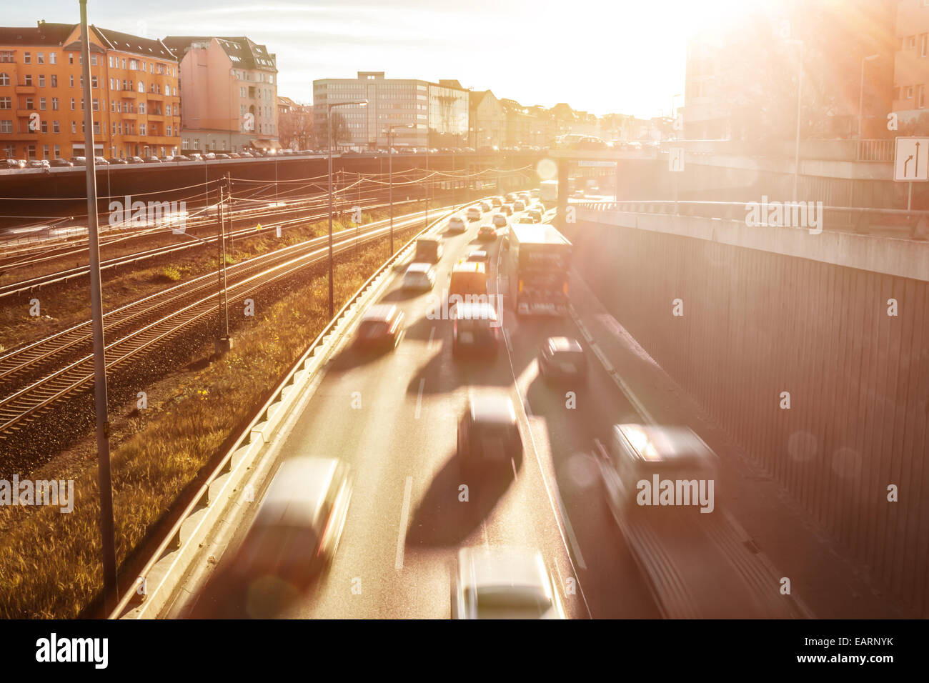 La luce del sole e di automobili su autostrada Foto Stock