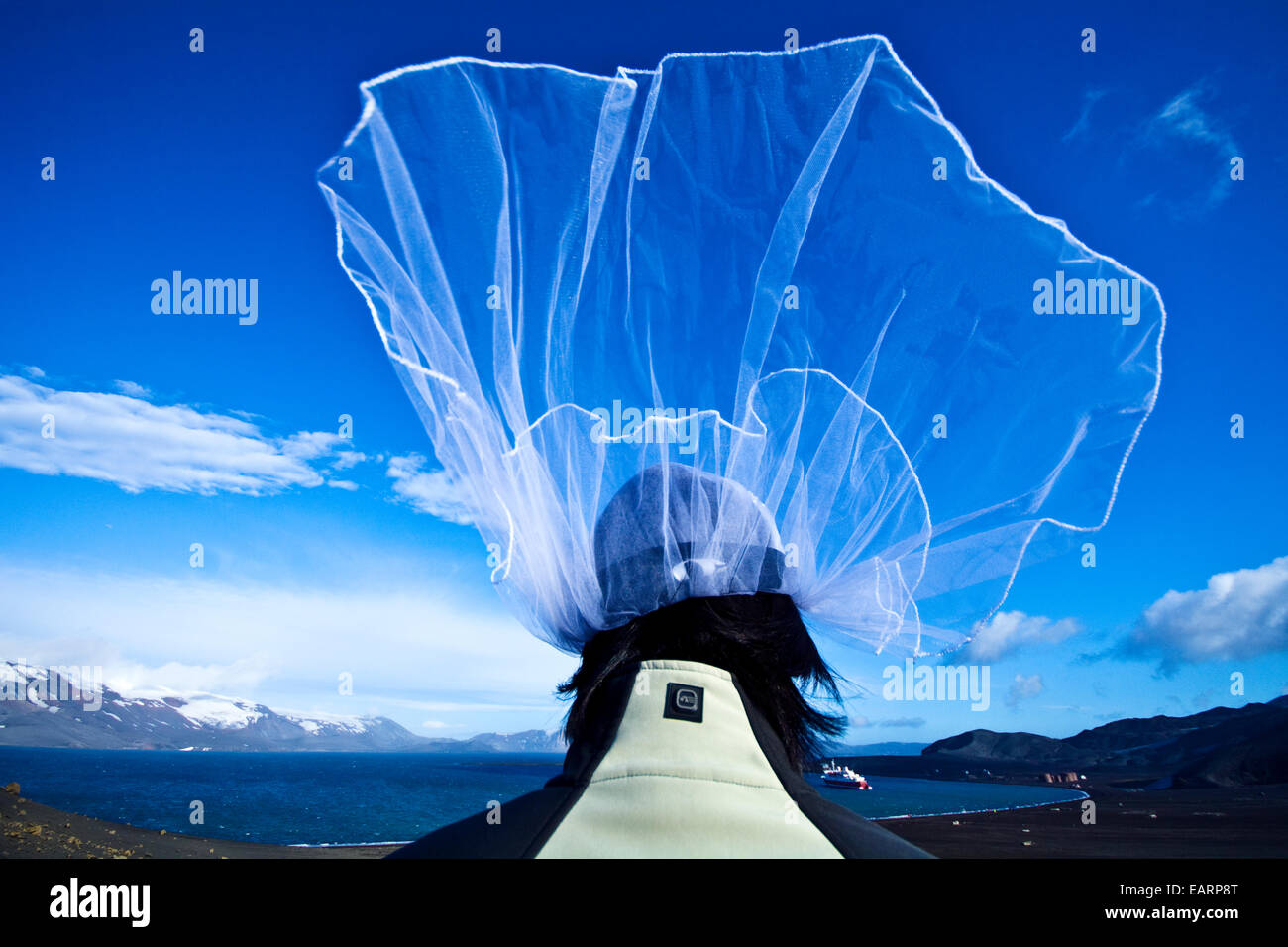 Una sposa velo flutti nel vento su di una caldera vulcanica di RIM. Foto Stock