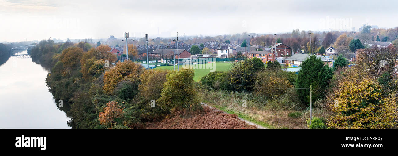 Vista panoramica della città di Warrington Associazione Football Club massa come visto da vicino Ponte a sbalzo Foto Stock