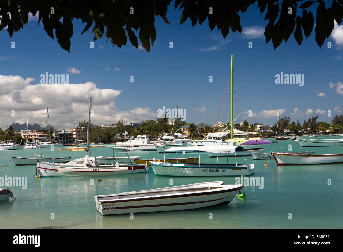 Mauritius Grand Baie, spiaggia pubblica, barche da diporto ormeggiata in una baia protetta Foto Stock