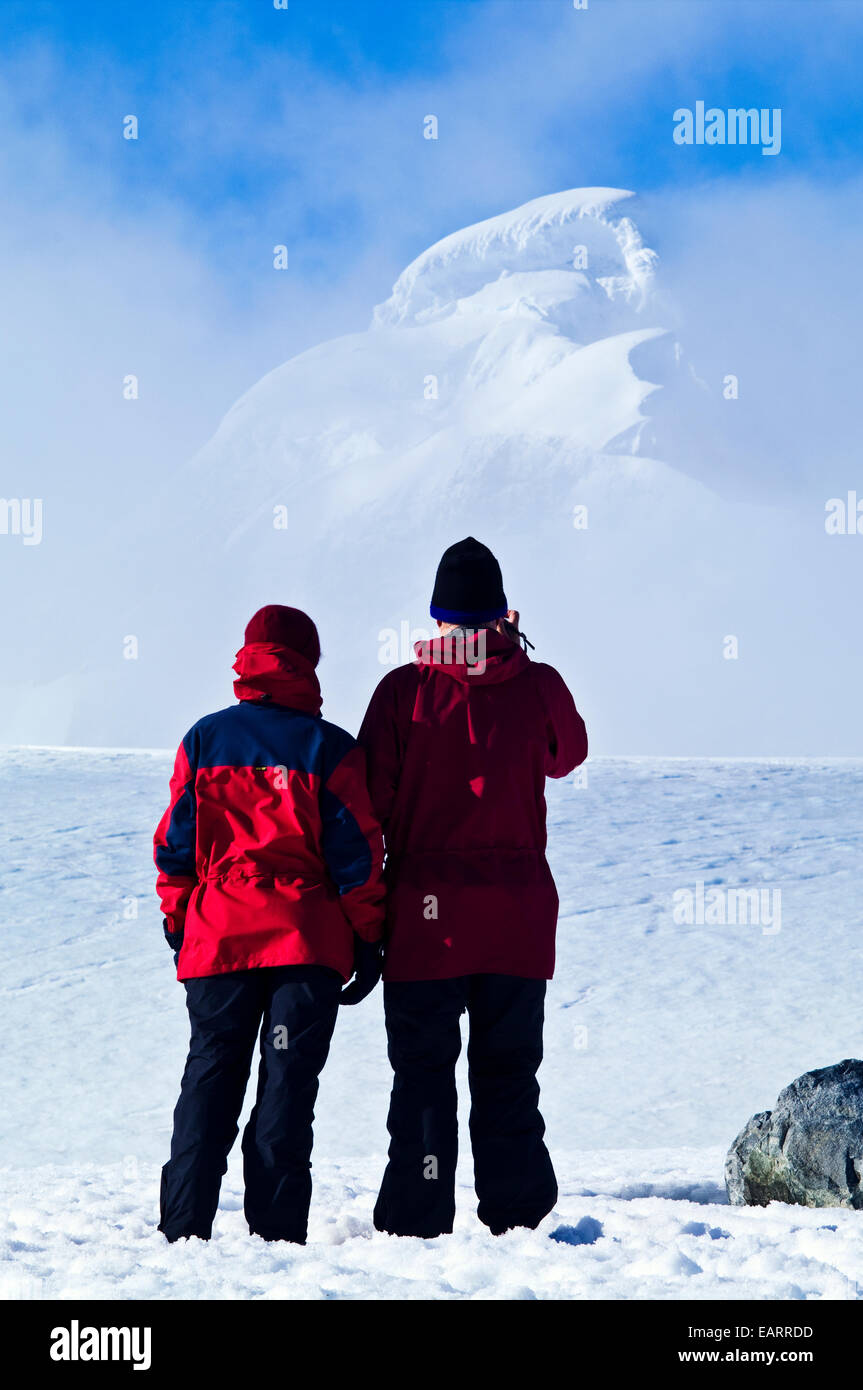 Un turista giovane video un enorme montagna di ghiaccio su un robusto isola. Foto Stock