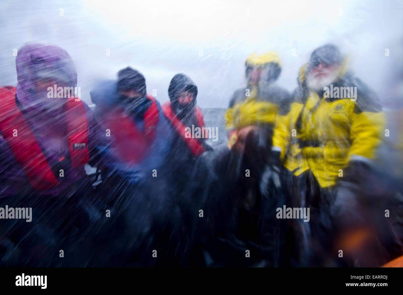 'Equipaggio della nave e i turisti doccia nelle gelide acque del mare su una ruvida oceano. Foto Stock