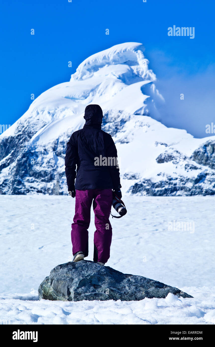 Un turista fotografie un enorme montagna di ghiaccio su un robusto isola. Foto Stock