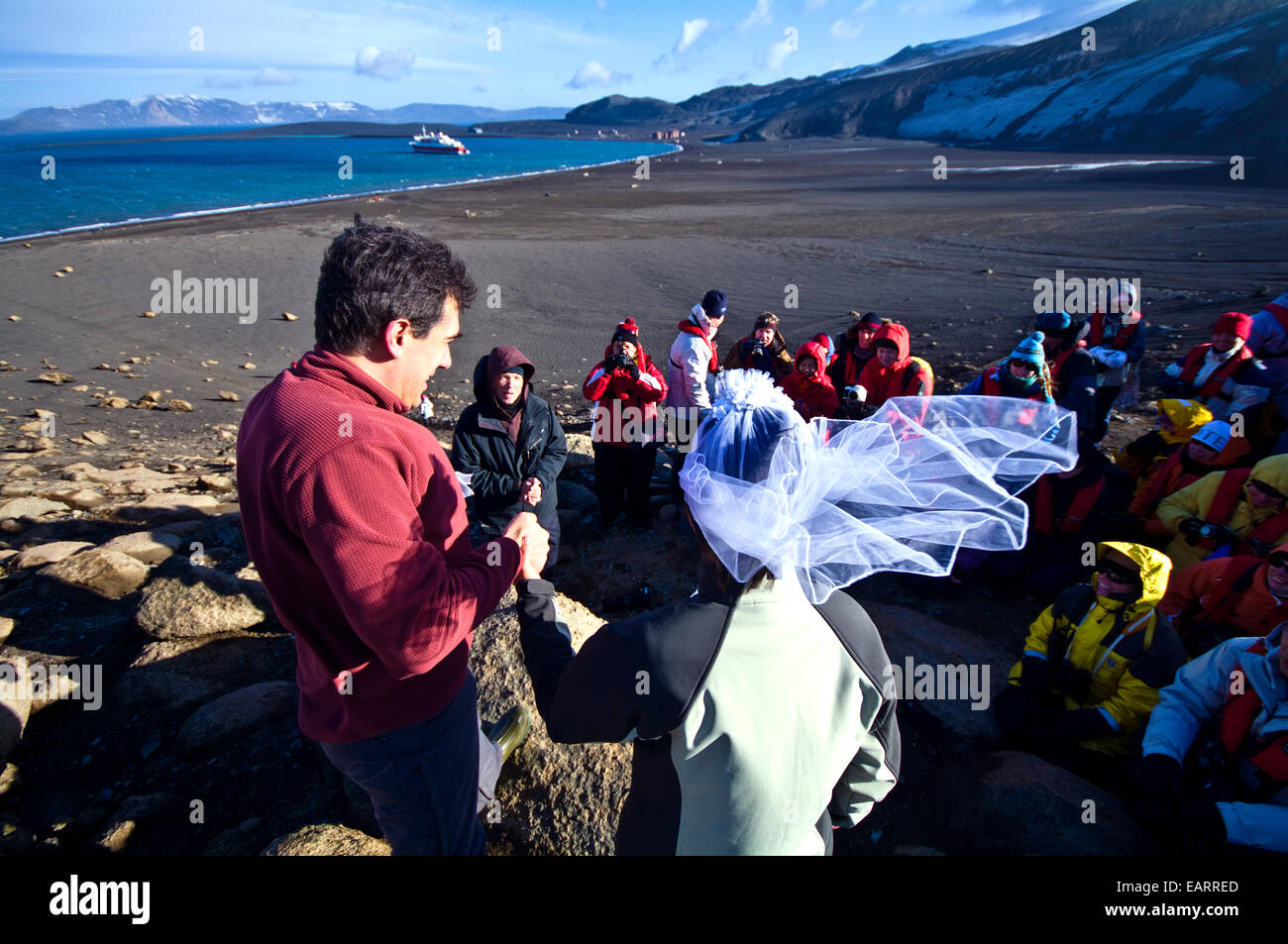 La sposa e lo sposo durante la loro cerimonia di nozze in windy Antartide. Foto Stock