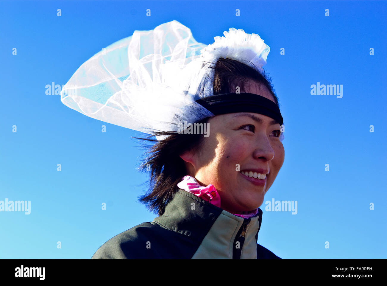 Una sposa sorridente nel suo matrimonio velo sbattimenti dell'Antartico vento. Foto Stock