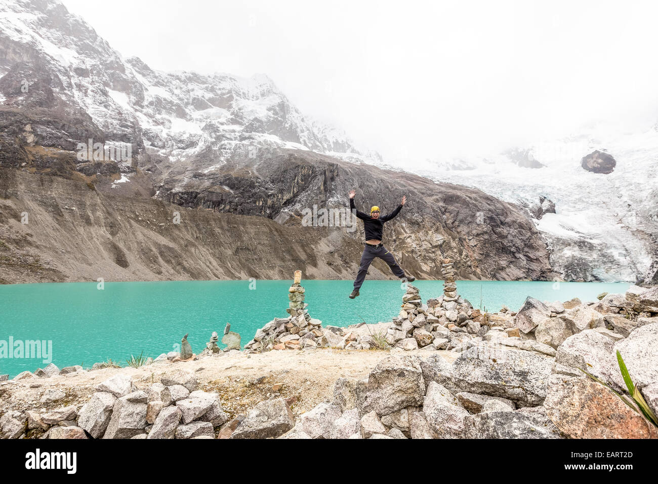 Salta fuori di gioia a Laguna Arhueycocha, Santa Cruz valley, Cordillera Blanca, Ande, Perù, Sud America Foto Stock