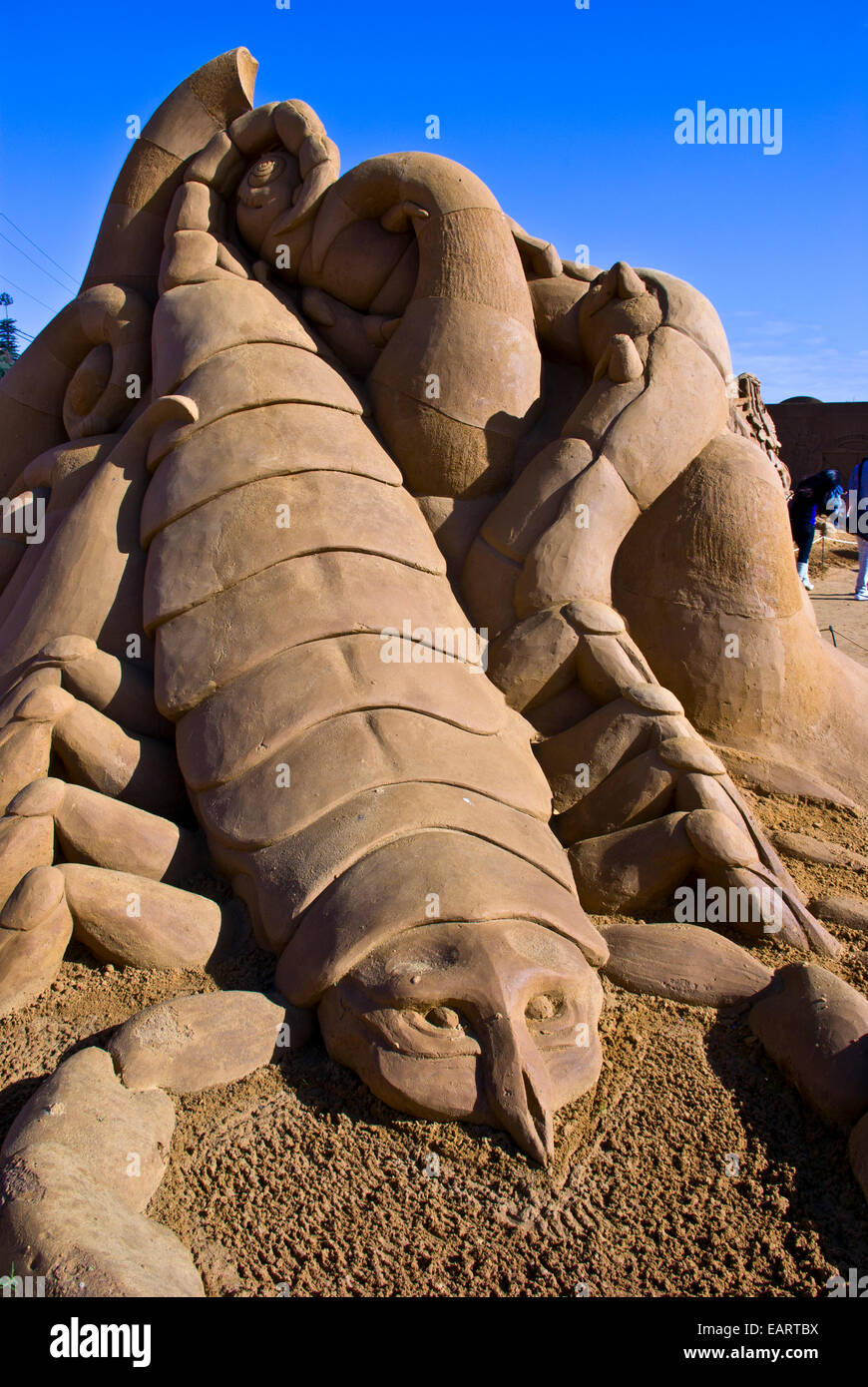 Un professionista la scultura di sabbia con un minaccioso scorpione. Foto Stock