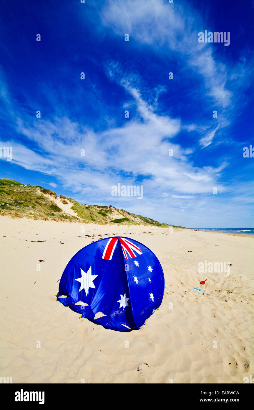 Un australiano flag beach dome per ombra su una spiaggia assolata. Foto Stock