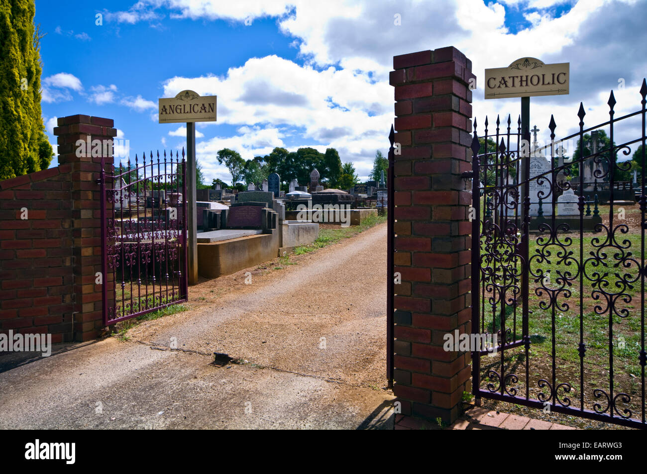 Cimitero di segni di gate per la sepoltura appezzamenti per i cattolici e anglicani tombe. Foto Stock