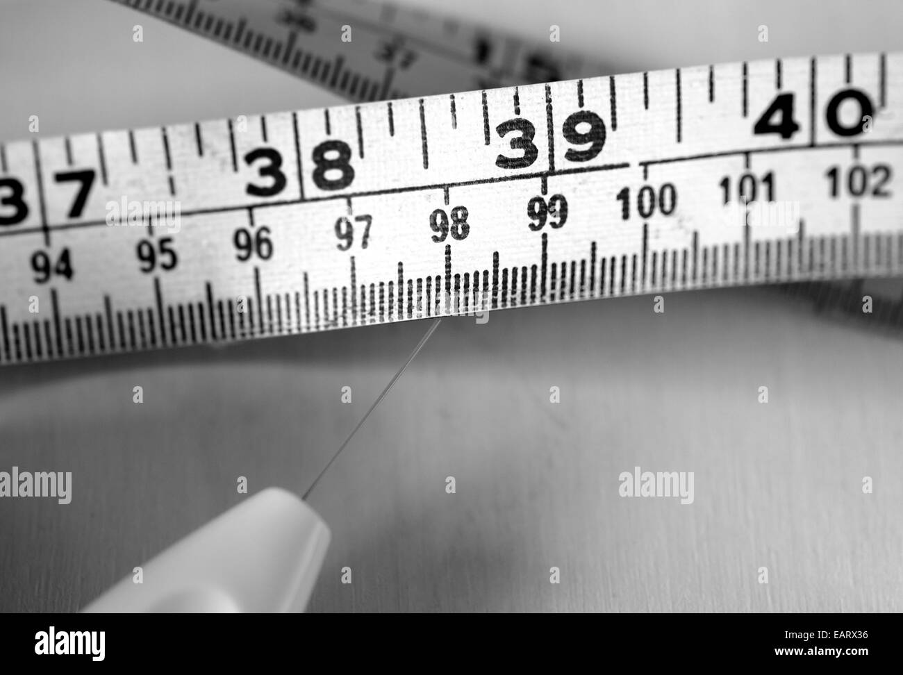 Ancora vita monotono immagine di un metro a nastro mostra 37 a 40' o 94 a 102 cm Foto Stock