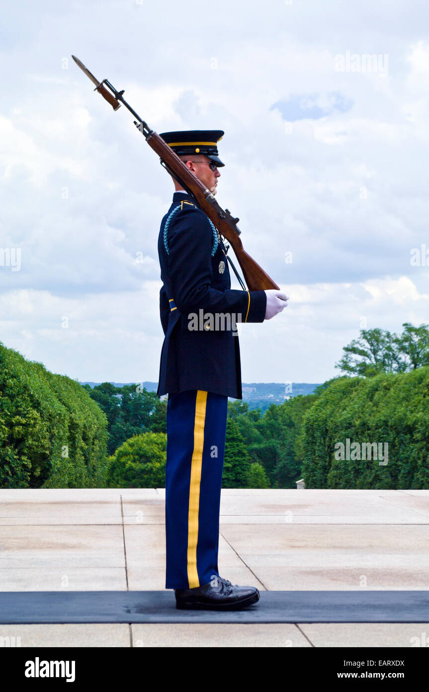 Una guardia presso la Tomba degli Ignoti a piedi il tappetino del Memorial Day. Foto Stock
