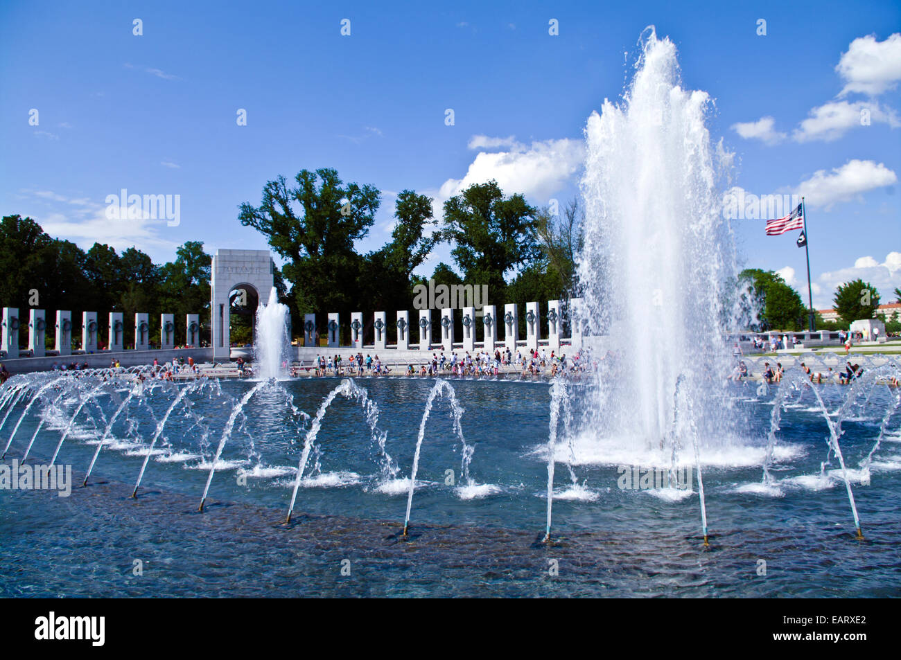 Fontane riempire la piscina Arcobaleno su un luminoso Memorial Day. Foto Stock